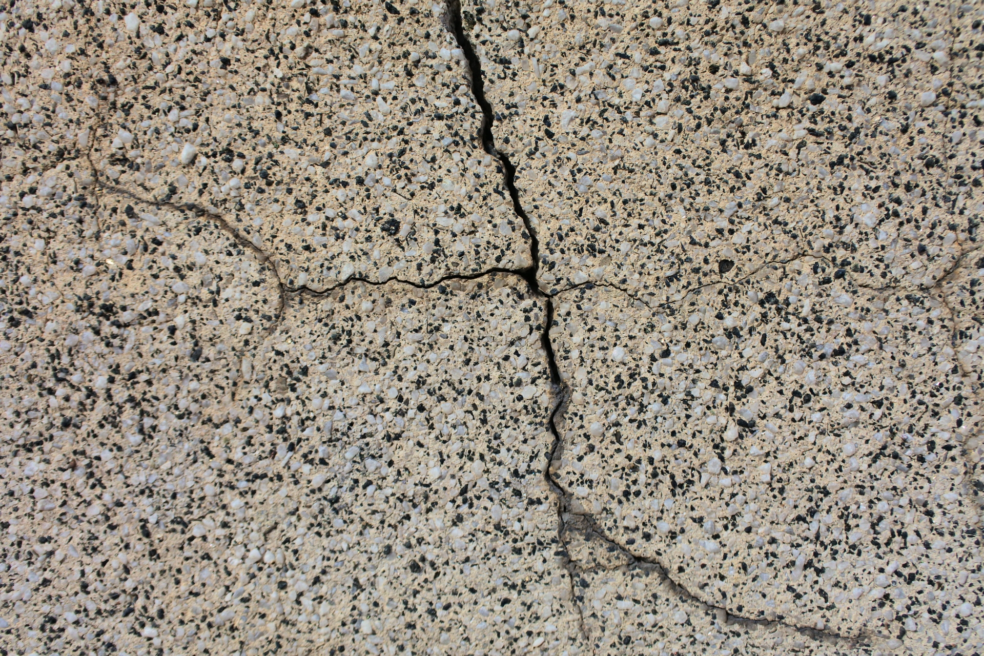 福島ストーンケア　御影石のひび割れイメージ写真